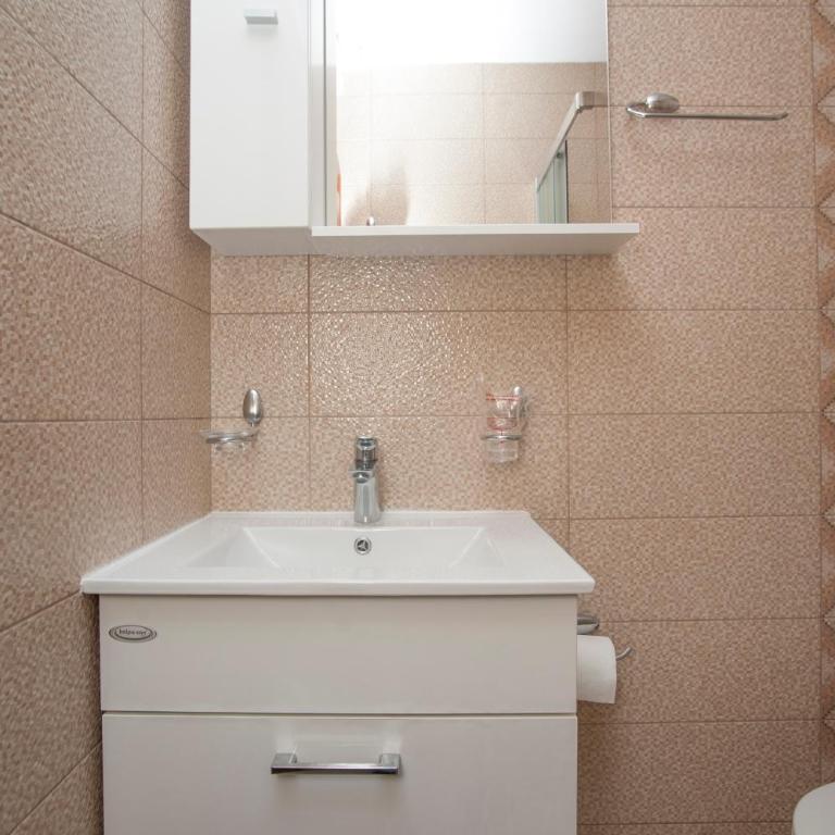 Guest House Medin - Double Room with Balcony and Garden View - 3