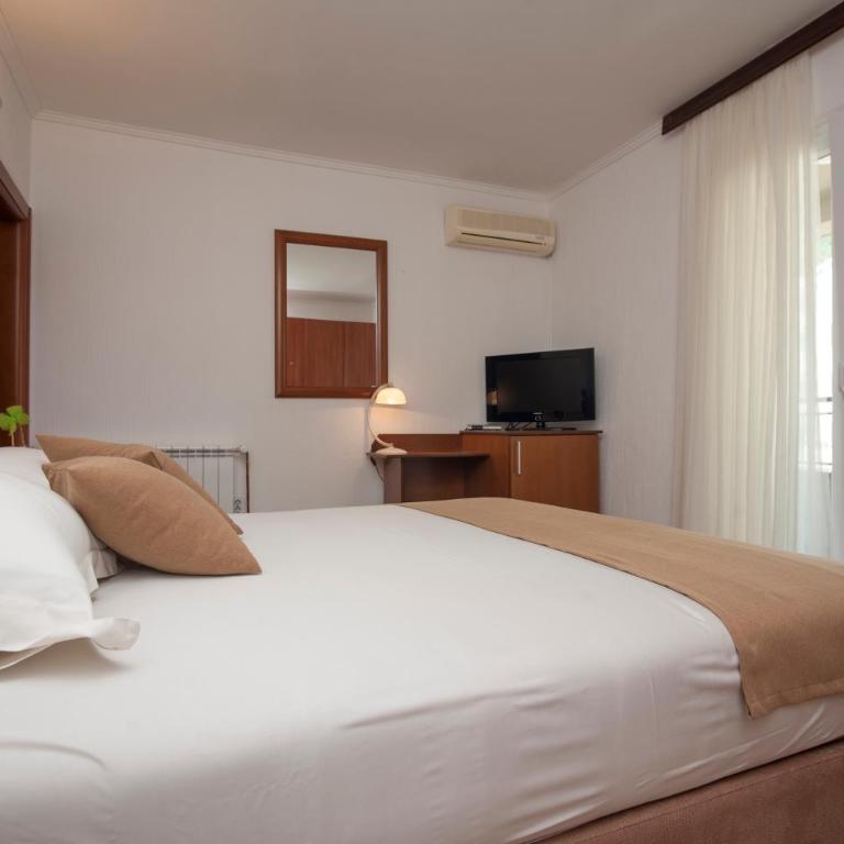 Guest House Medin - Double Room with Balcony and Garden View - 6