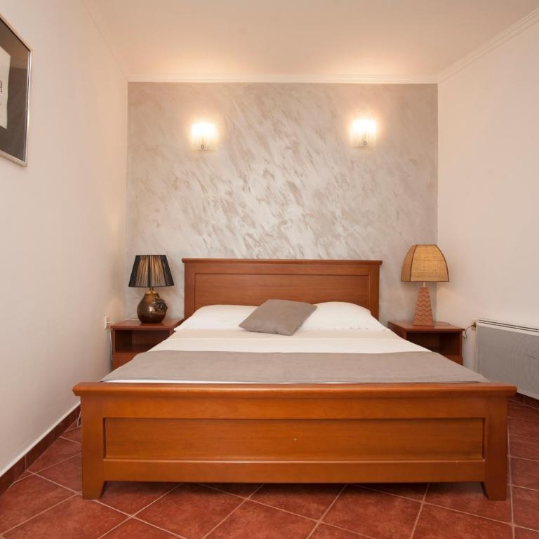 Guest House Medin - One-Bedroom Apartment with Balcony and Side Sea View - 10