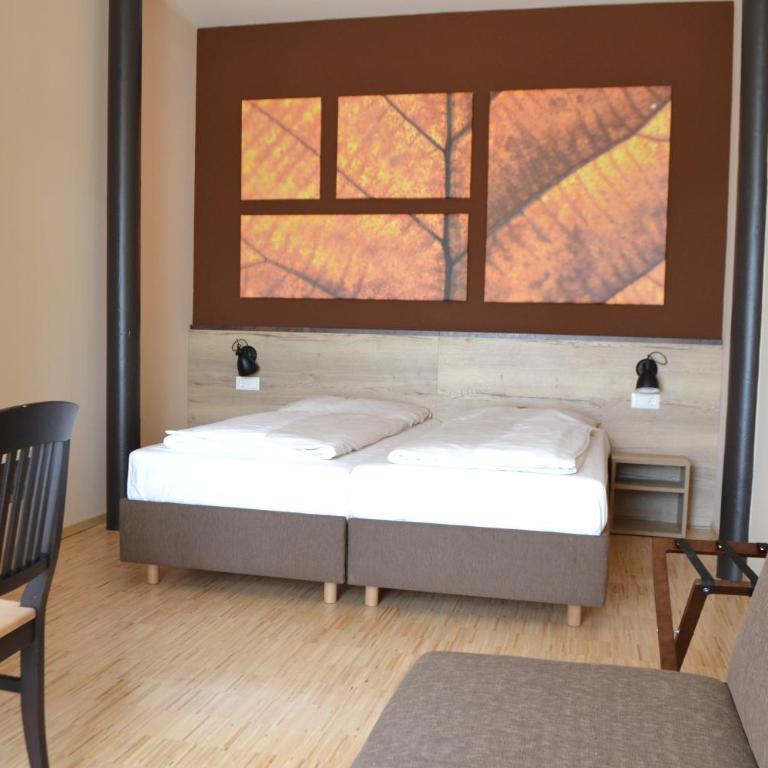 JUFA Hotel Fürstenfeld - Self Check-in - Familienzimmer mit 2 Schlafzimmern - 1