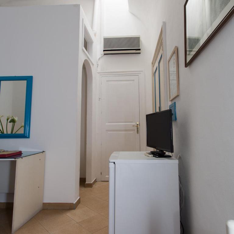 Hotel Poseidon - Economy Triple Room - 4