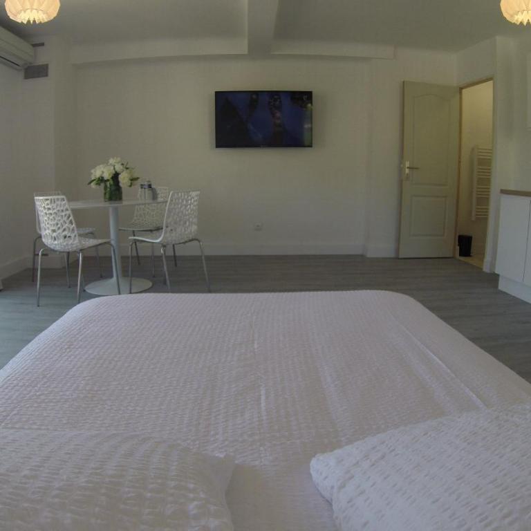 Maison Carles BnB - Appartement avec Balcon - 9