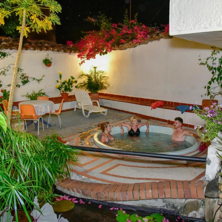 Macondo Hostel - Cama en habitación compartida mixta de 8 camas - 1