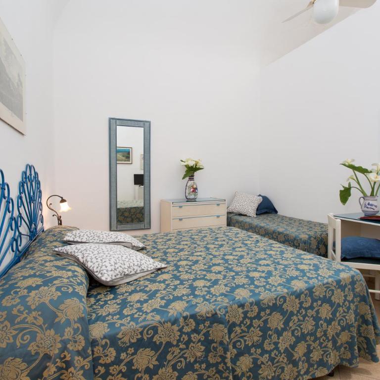Hotel Poseidon - Economy Triple Room - 1