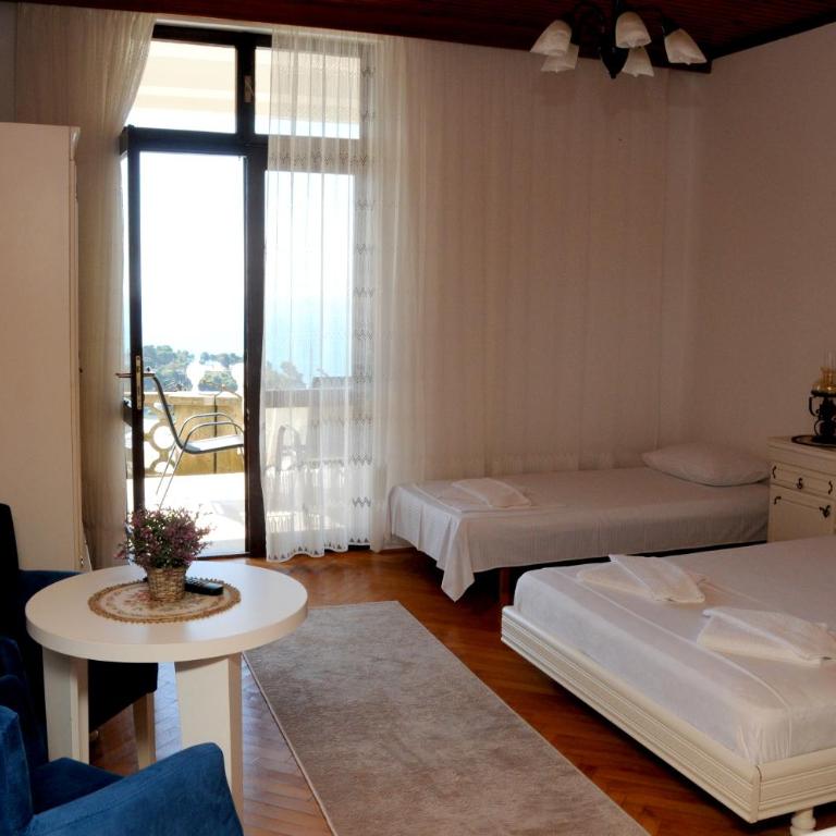 Guest House Smajlaga - Triple Room with Private Bathroom - 4