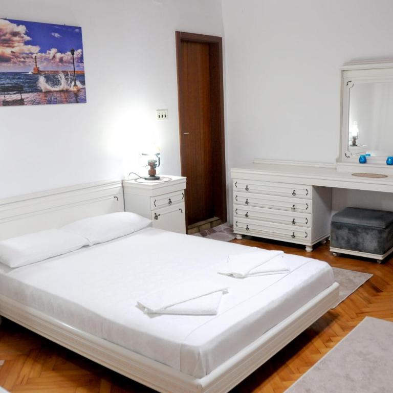 Guest House Smajlaga - Triple Room with Private Bathroom - 2
