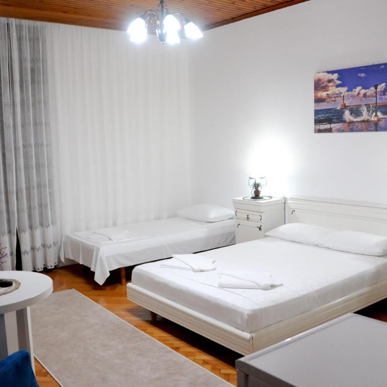 Guest House Smajlaga - Triple Room with Private Bathroom - 1