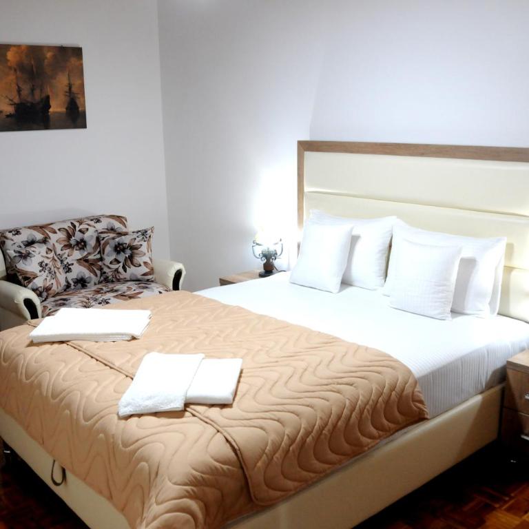 Guest House Smajlaga - Triple Room with Bathroom - 1