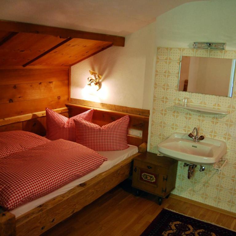 Pension Wassererhof - Dreibettzimmer mit Bad - 4