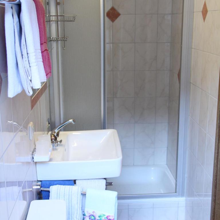 Pension Schwemberger ohne Frühstück - Dreibettzimmer mit Terrasse - 7