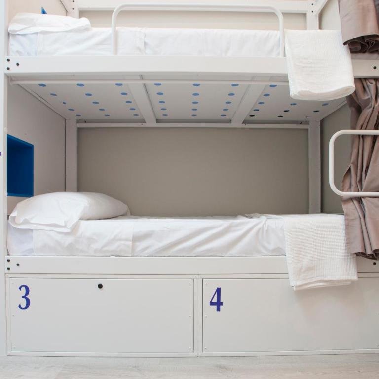 Malaga Stop Hostel AB - Cama en habitación compartida mixta de 8 camas - 12