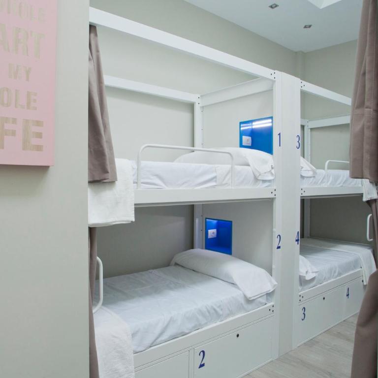 Malaga Stop Hostel AB - Cama en habitación compartida femenina de 8 camas - 6