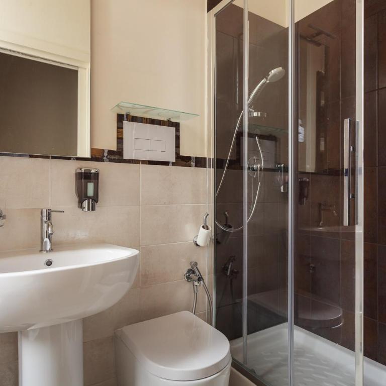 Casa Angelica - Small Double Room with Private Bathroom - 3