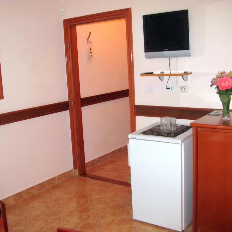 Garni Hotel Koral - Dvokrevetna Soba sa Zasebnim Krevetima, Balkonom i Pogledom na Grad - 3