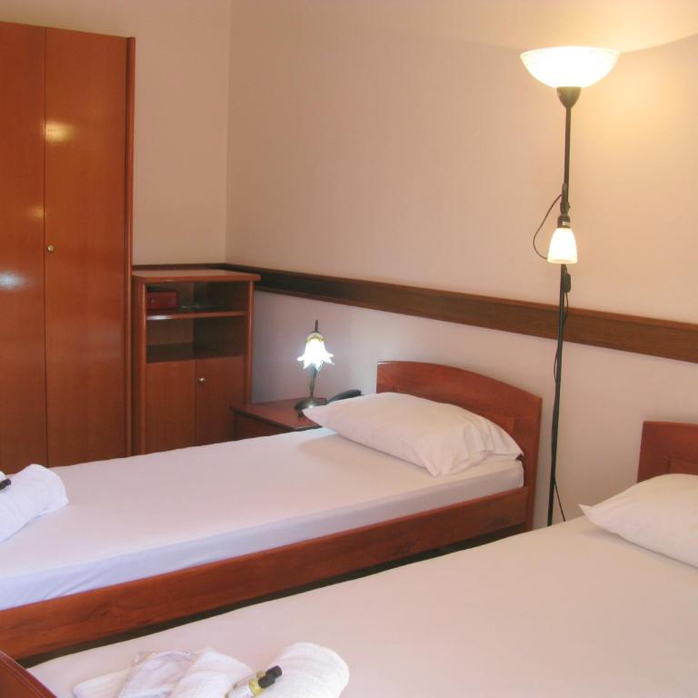 Garni Hotel Koral - Dvokrevetna Soba sa Zasebnim Krevetima, Balkonom i Pogledom na Grad - 5