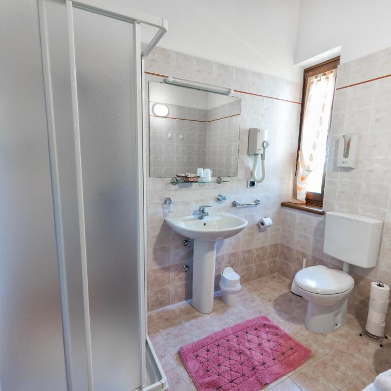 Agriturismo Costadoro - Camera Deluxe Matrimoniale/Doppia con Letti Singoli con Vista Lago - 1