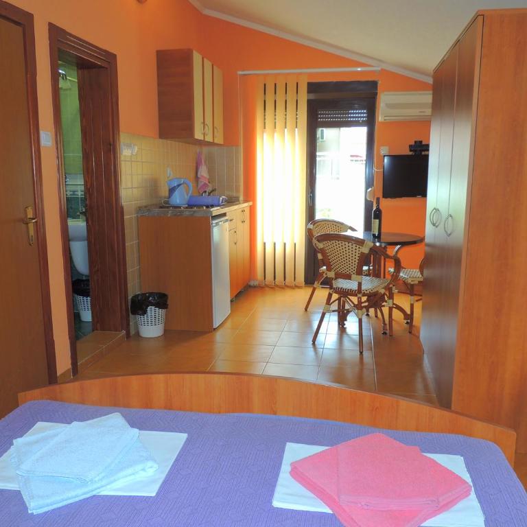 Villa Budvanka Guesthouse - Studio with Terrace - 4