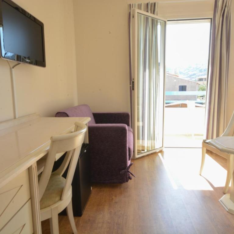 Hôtel Méditerranée - Chambre Triple - Vue Latérale sur Mer - Premier Étage - 1