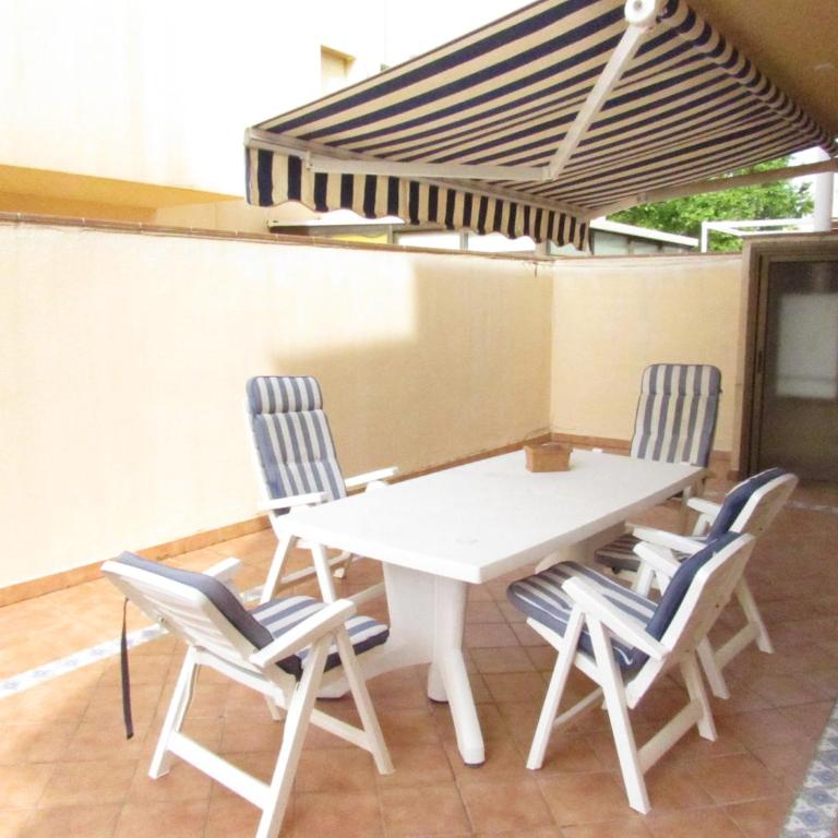 Saromar I Apartament amb gran terrassa, per 6 persones a 5 minuts de la Platja Gran - Apartamento con terraza - 1