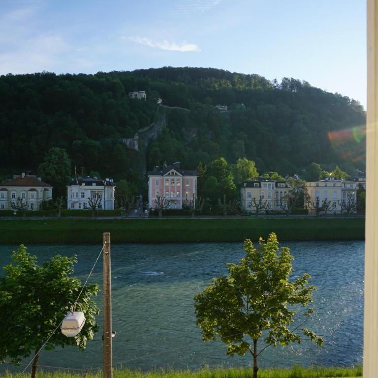 Sarah's Altstadt Oase Salzburg - Großes Doppelzimmer mit Flussblick und separatem Badezimmer - 11