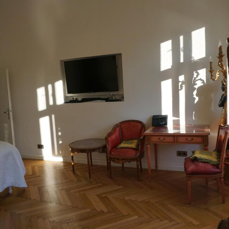 Sarah's Altstadt Oase Salzburg - Deluxe Zimmer mit Flussblick - 11