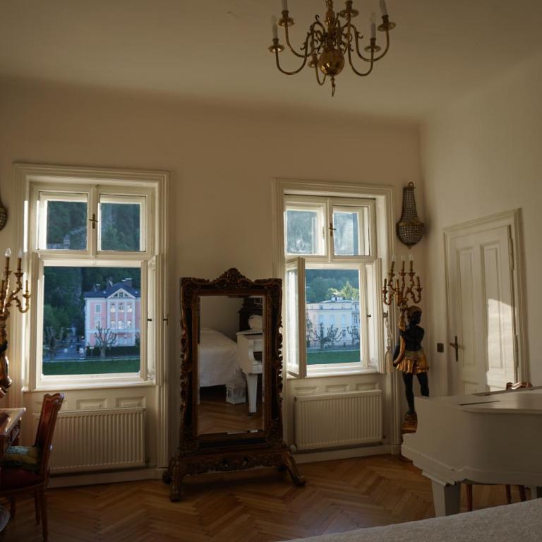 Sarah's Altstadt Oase Salzburg - Deluxe Zimmer mit Flussblick - 12