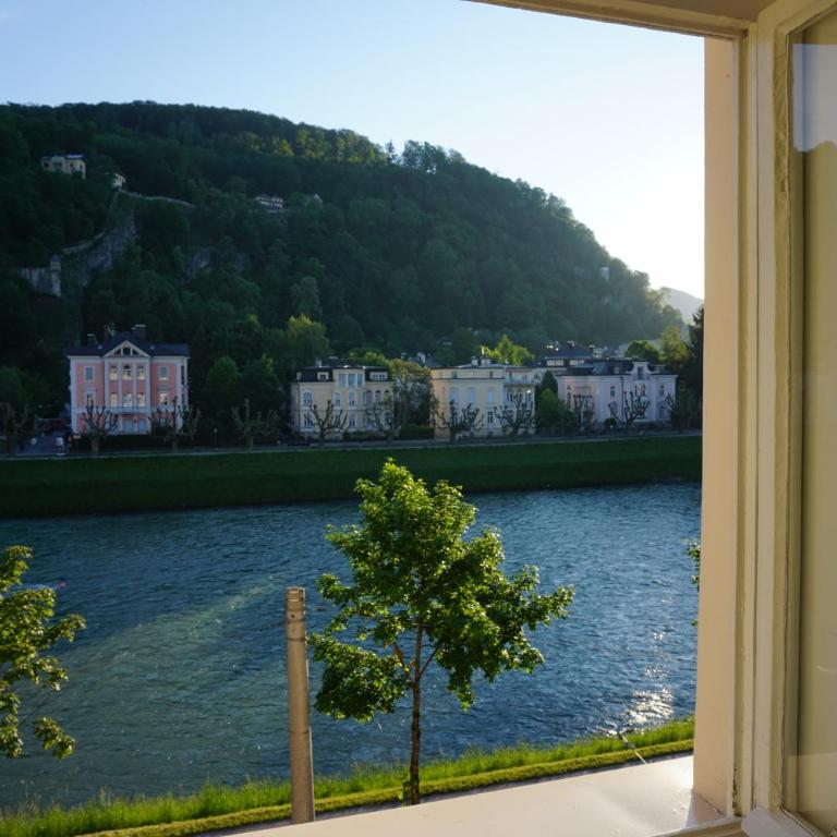 Sarah's Altstadt Oase Salzburg - Großes Doppelzimmer mit Flussblick und separatem Badezimmer - 12