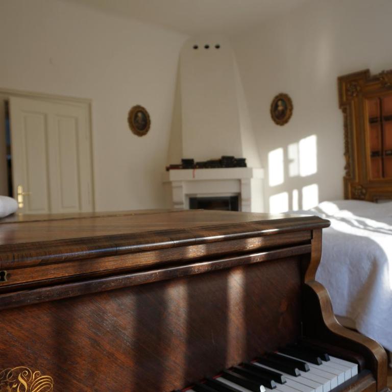 Sarah's Altstadt Oase Salzburg - Großes Doppelzimmer mit Flussblick und separatem Badezimmer - 2