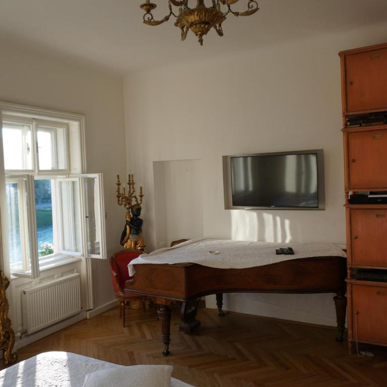 Sarah's Altstadt Oase Salzburg - Großes Doppelzimmer mit Flussblick und separatem Badezimmer - 3