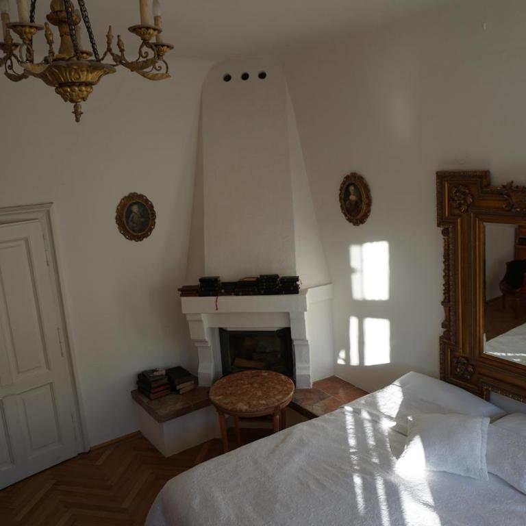 Sarah's Altstadt Oase Salzburg - Großes Doppelzimmer mit Flussblick und separatem Badezimmer - 13
