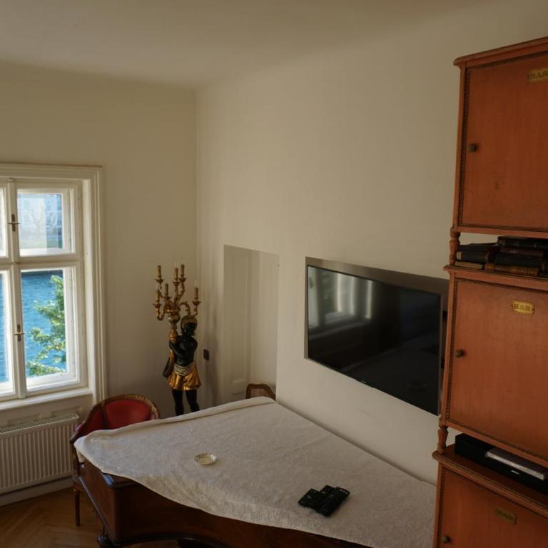 Sarah's Altstadt Oase Salzburg - Großes Doppelzimmer mit Flussblick und separatem Badezimmer - 14