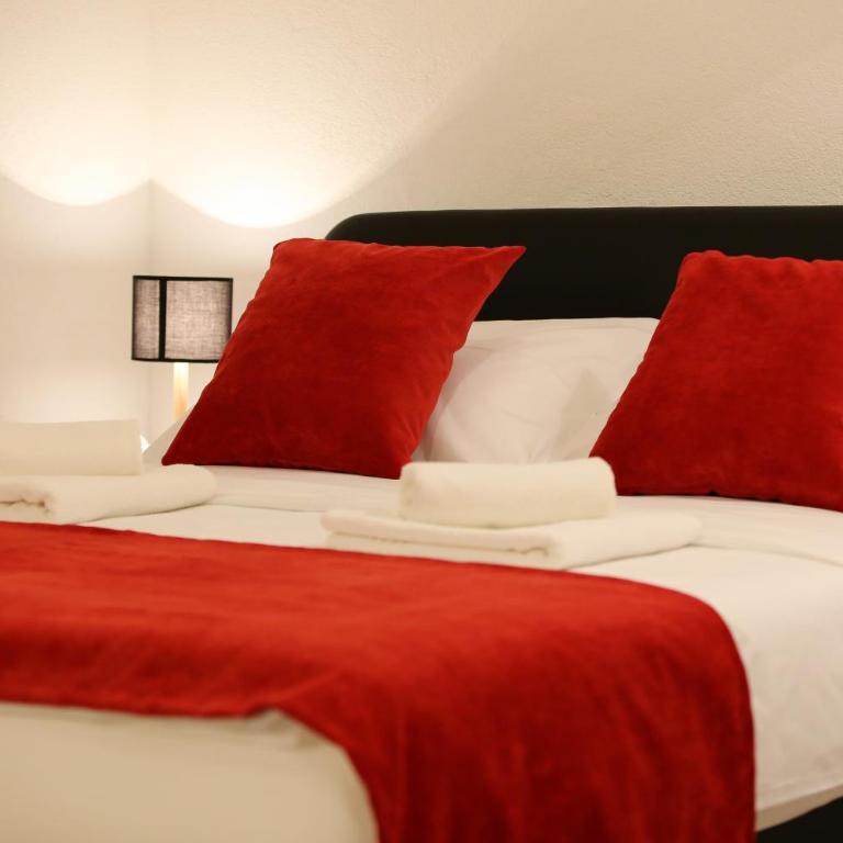 Central Located Guest House - Triple Room with Private Bathroom - 16