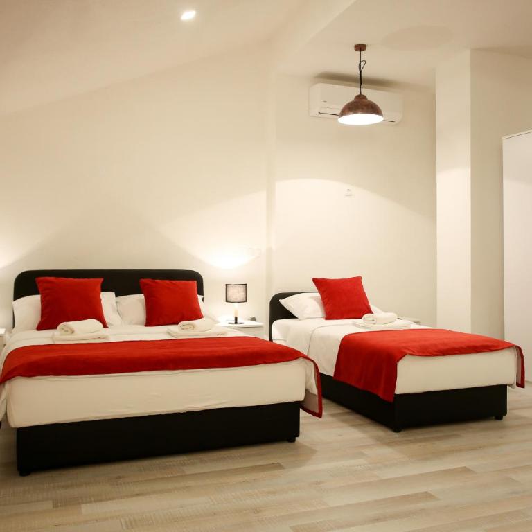 Central Located Guest House - Triple Room with Private Bathroom - 19