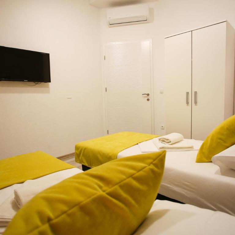 Central Located Guest House - Double Room with Private Bathroom - 8