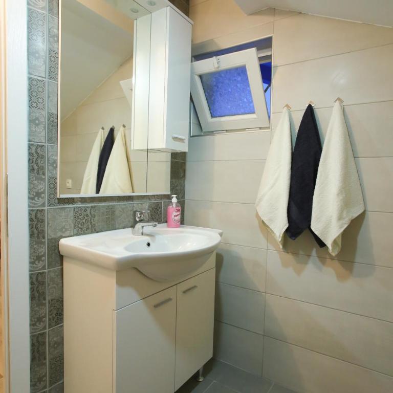 Central Located Guest House - Triple Room with Private Bathroom - 3