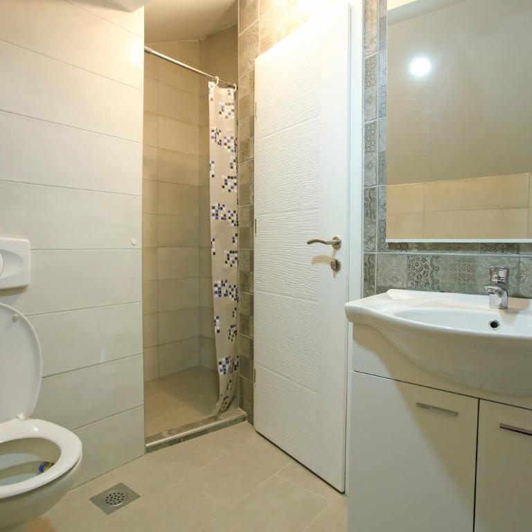 Central Located Guest House - Double Room with Private Bathroom - 4