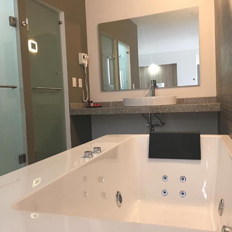 Hangar Inn Guadalajara Aeropuerto - Suite con bañera de hidromasaje - 12