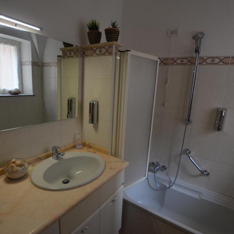 B&B Finalex - Camera Tripla con Vista Giardino - 13