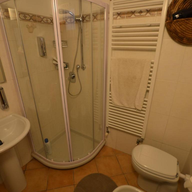 B&B Finalex - Camera Matrimoniale Standard con Bagno in Comune - 11