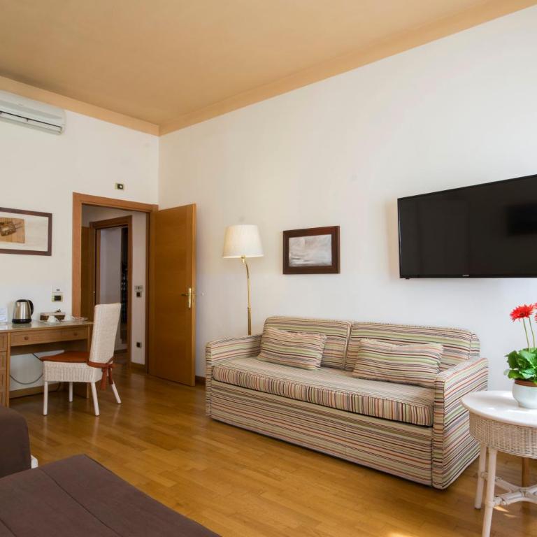 Piazza Paradiso Accommodation - Family Room (5 Adults) - 3