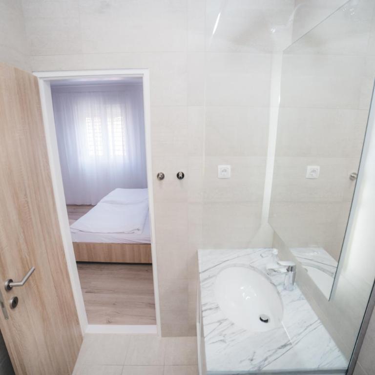 City Apartment One - Double or Twin Room - 6