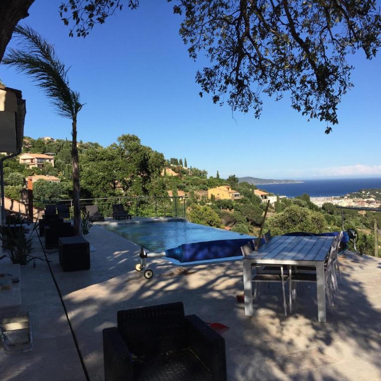 new! Villa privée avec piscine individuelle et vue mer panoramique, au calme, proche plages et Saint-Tropez - Maison 3 Chambres - 20