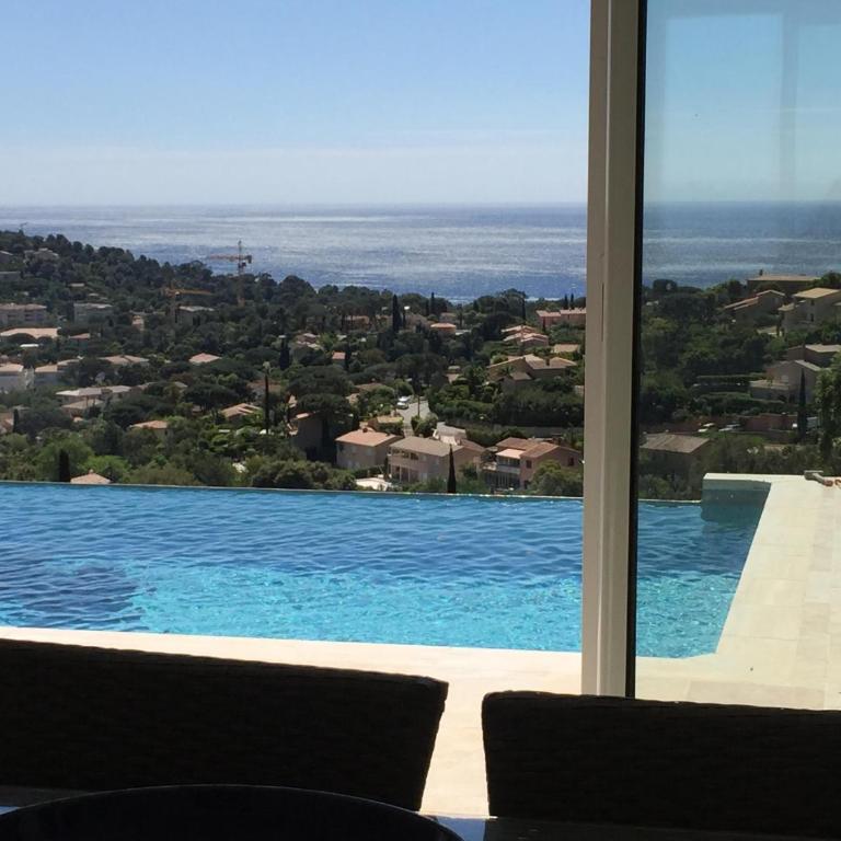 new! Villa privée avec piscine individuelle et vue mer panoramique, au calme, proche plages et Saint-Tropez - Maison 3 Chambres - 8