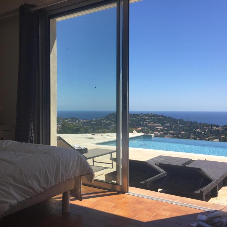 new! Villa privée avec piscine individuelle et vue mer panoramique, au calme, proche plages et Saint-Tropez - Maison 3 Chambres - 22