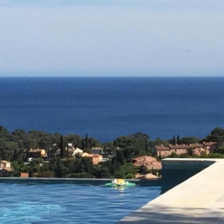 new! Villa privée avec piscine individuelle et vue mer panoramique, au calme, proche plages et Saint-Tropez - Maison 3 Chambres - 5