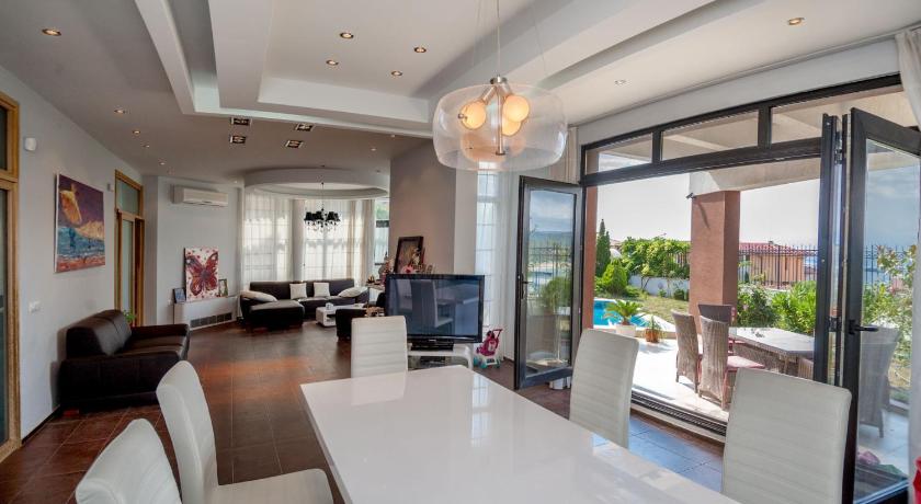 Luxury House on Buzhaka photo