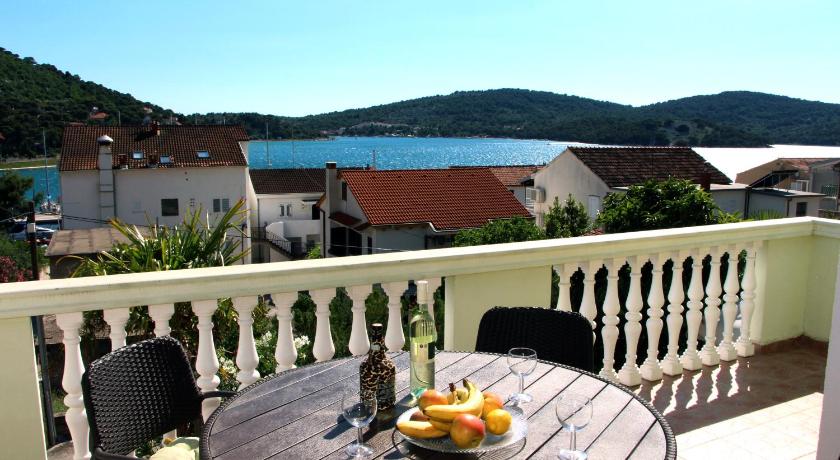Apartments Villa Russo — Hotel in Tisno
