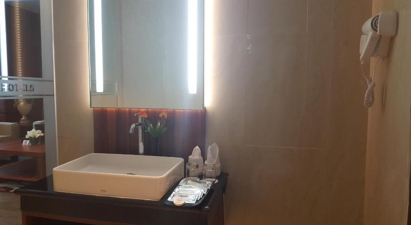Image of Deluxe King Sea View Room 8