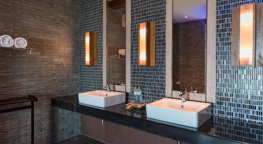 Image of Deluxe Jacuzzi Grande 7