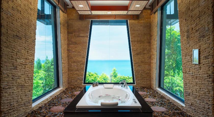 Image of Deluxe Jacuzzi Grande 2